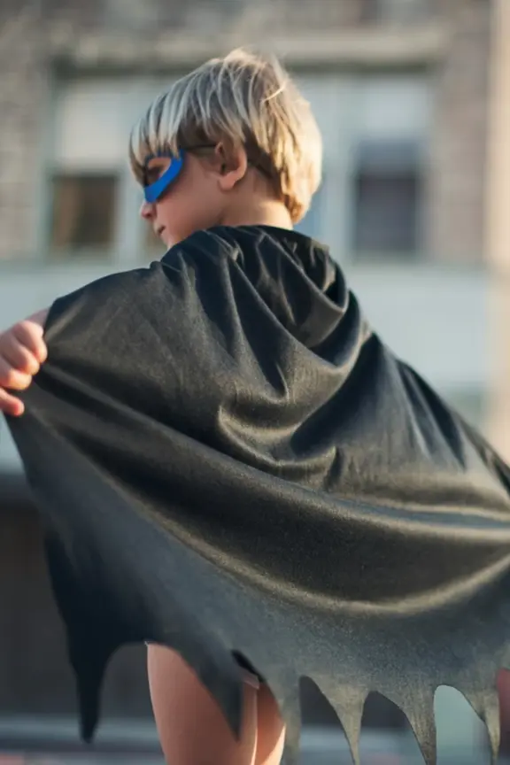 Kind mit Superhelden-Umhang